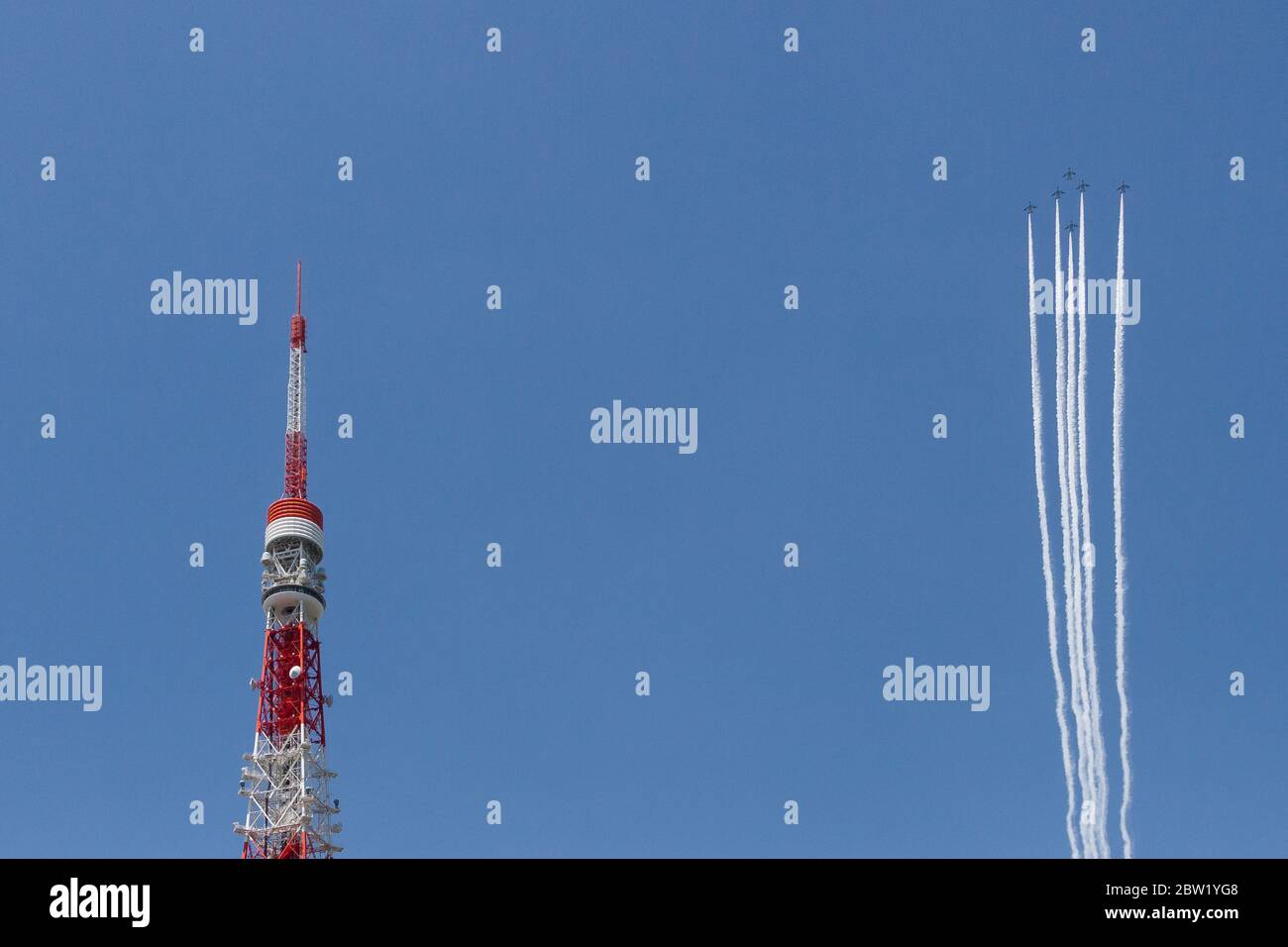 Il team di aerobatics JASDF Blue Impulse sorvola la Tokyo Tower a Tokyo. Venerdì 29 maggio 2020 . Dalle 12:40 alle 13:00, il team di esposizione delle aeronautica della Japanenese Air Self Defense Force ha circled i principali siti della città insieme agli ospedali che si occupano di pazienti Corona, fumo bianco in coda, Come 'grazie' agli operatori sanitari per i loro sforzi durante il blocco COVID-19 che si concluderà il 1 giugno Foto Stock