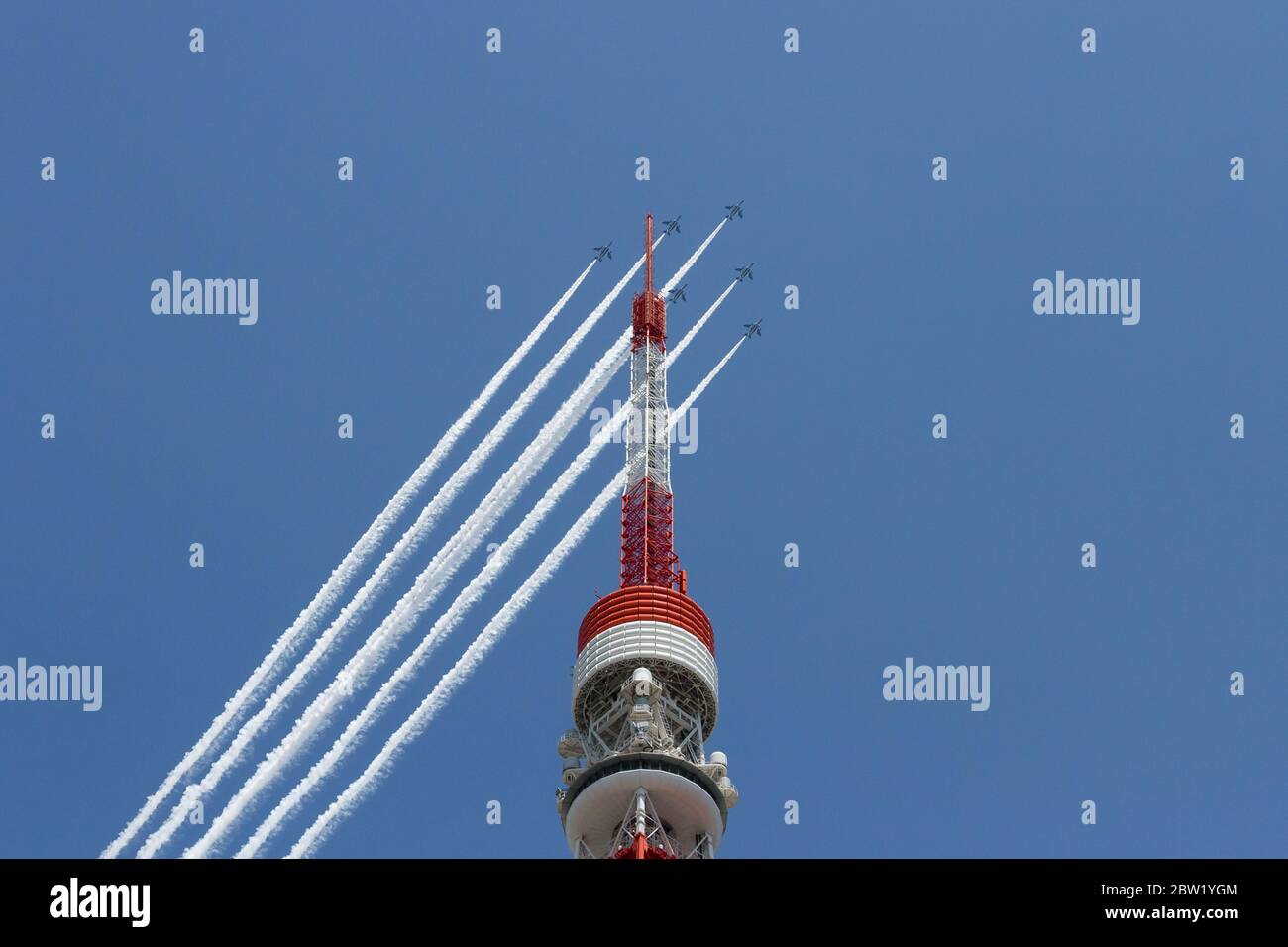 Il team di aerobatics JASDF Blue Impulse sorvola la Tokyo Tower a Tokyo. Venerdì 29 maggio 2020 . Dalle 12:40 alle 13:00, il team di esposizione delle aeronautica della Japanenese Air Self Defense Force ha circled i principali siti della città insieme agli ospedali che si occupano di pazienti Corona, fumo bianco in coda, Come 'grazie' agli operatori sanitari per i loro sforzi durante il blocco COVID-19 che si concluderà il 1 giugno Foto Stock