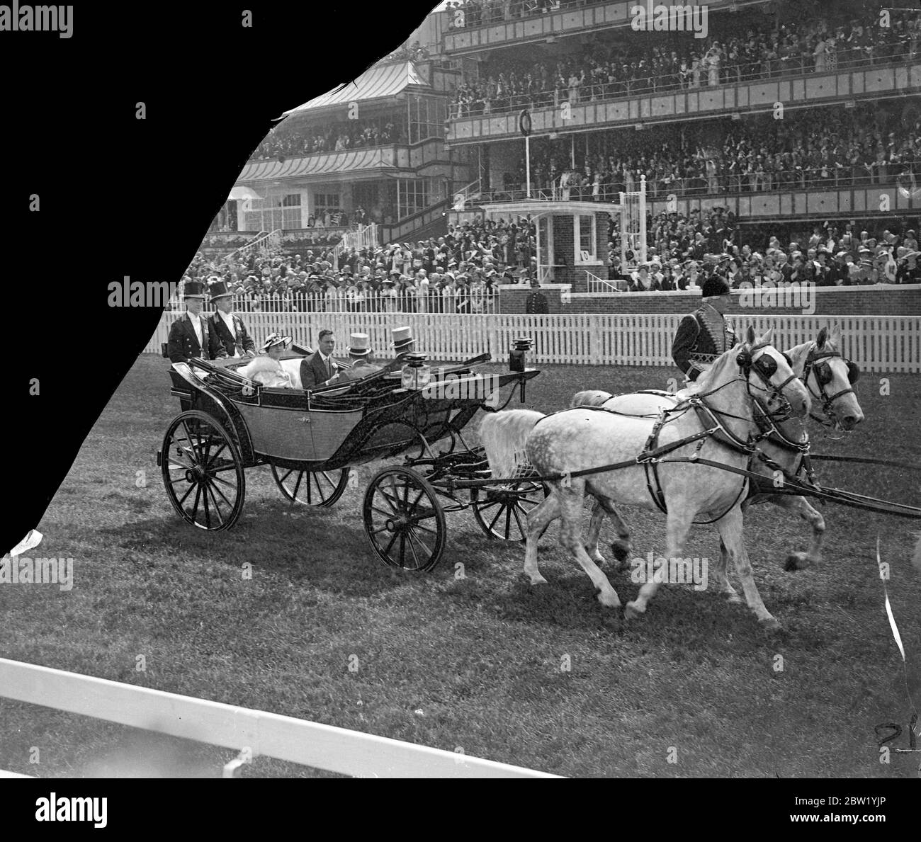 Re e Regina hanno provato il corso ad Ascot. Il Re e la Regina, accompagnati in carrozza dal Duca di Gloucester e dal Duca di Kent, hanno guidato il corso il giorno di apertura dell'incontro di Ascot. La foto mostra, il Re e la Regina durante il corso di Ascot. Con loro sono il Duca di Gloucester e il Duca di Kent. 15 giugno 1937 Foto Stock
