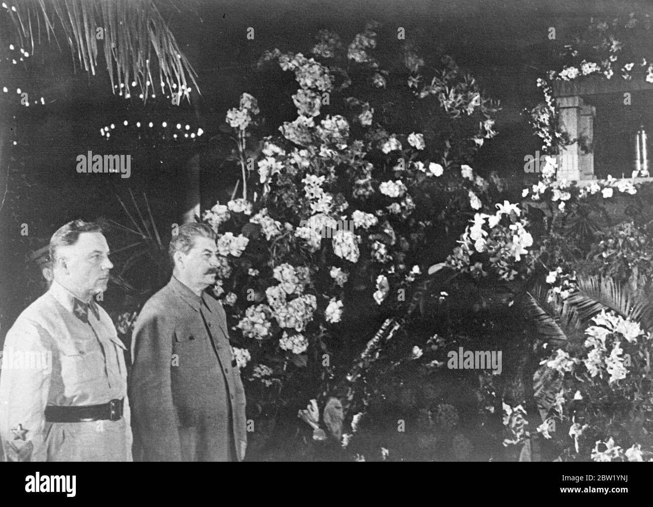 Stalin e Voroshiov montano la guardia sui resti della sorella di Lenin, dittatori prima apparizione da 'purge'. Joseph Stalin, il dittatore sovietico fece la sua prima apparizione in pubblico dall'esecuzione dei generali dell'Armata Rossa quando, con il maresciallo Voroshilov, il commissario alla guerra, si trovava in guardia d'onore sui resti di Maria Ilyinichna Ulyanova, Sorella di Lenin e uno dei fondatori dello Stato comunista. La menzogna in stato ha avuto luogo nella Sala delle colonne della Camera dei sindacati a Mosca. Spettacoli fotografici, Stalin (a destra) e Marshal Voroshilov, montando la guardia sul ponte dei fiori Foto Stock