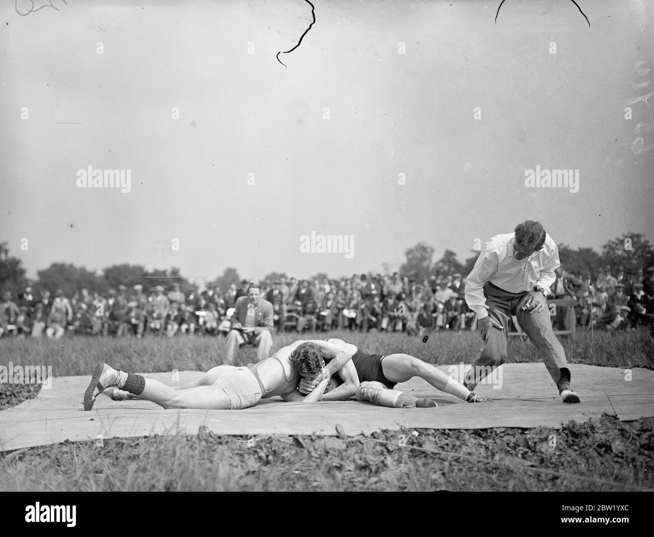 ''come arrivare al collo' ai Campionati di lotta. I campionati amatoriali di wrestling Middlesex (catch as catch CAN style) si sono tenuti all'aria aperta al Finsbury Park. 19. Giugno 1937 Foto Stock