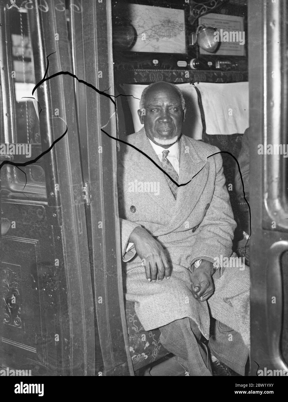 Re Yeta III di Barotseland, [Alto Capo del popolo dei Lozi in Zambia] lasciò la stazione di Waterloo sul treno per barche del castello di Dunnottar per tornare a casa in Africa dopo le celebrazioni dell'incoronazione. 18 giugno 1937 Foto Stock