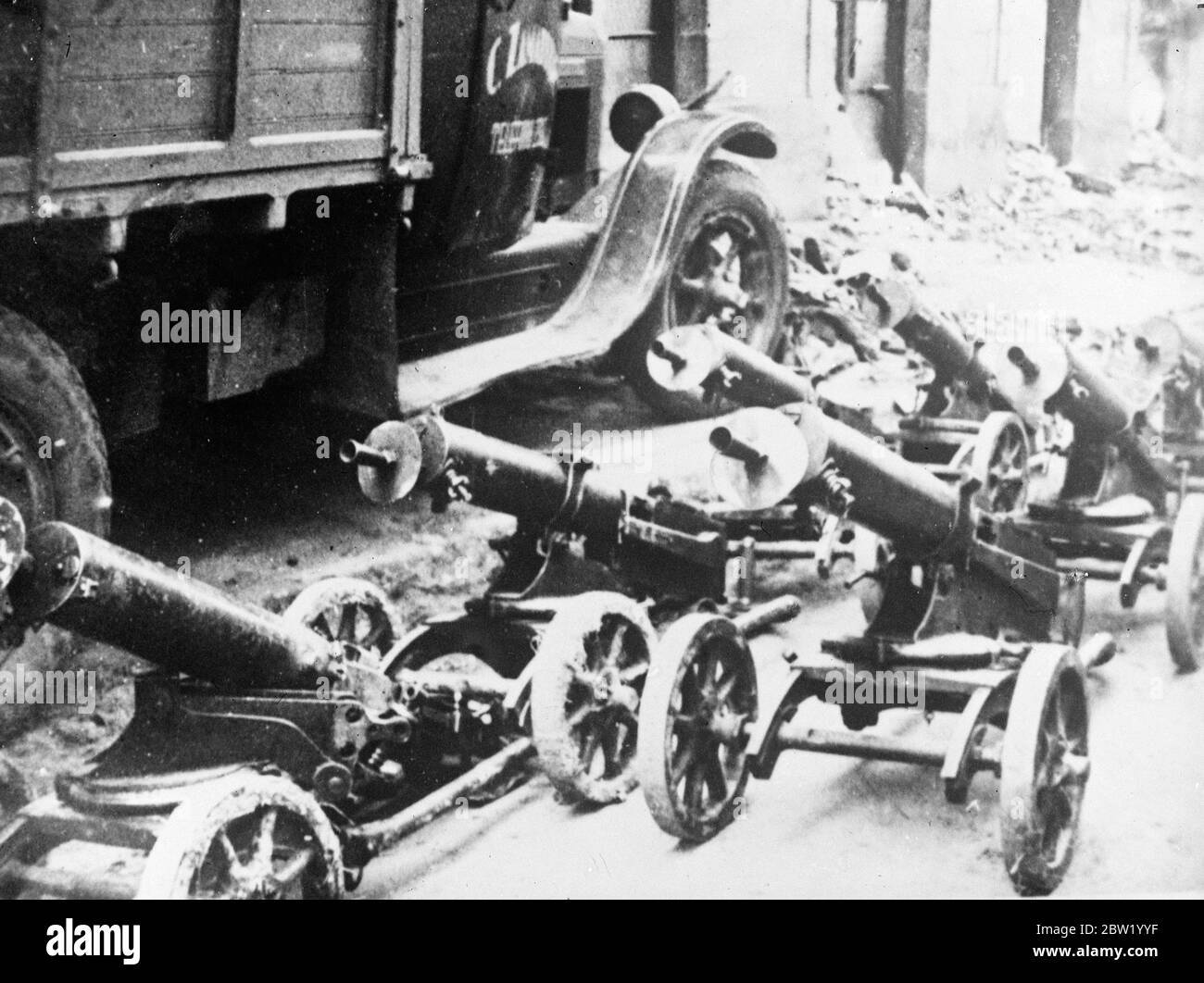 Un gran numero di pistole da trincea del governo sono state catturate dai ribelli alla periferia di Bilbao mentre i lealisti si ritiravano rapidamente. 18 giugno 1937 Foto Stock