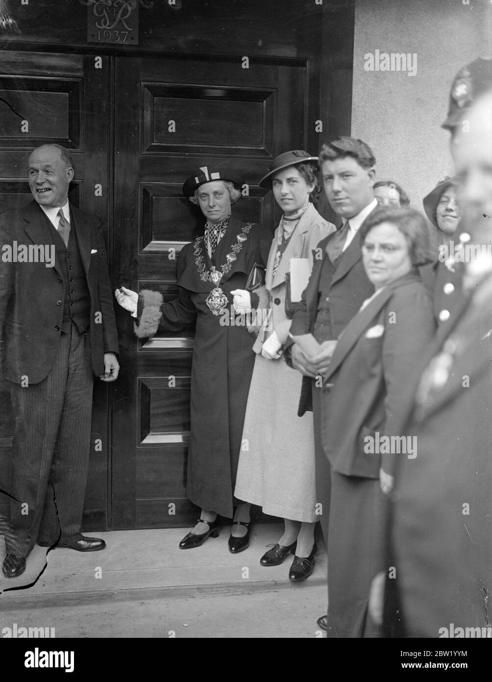 Alderman E. Martin, J. P., Sindaco di Finsbury, apre il nuovo Ufficio postale di Mount Pleasant con una chiave d'oro. 18 giugno 1937 Foto Stock