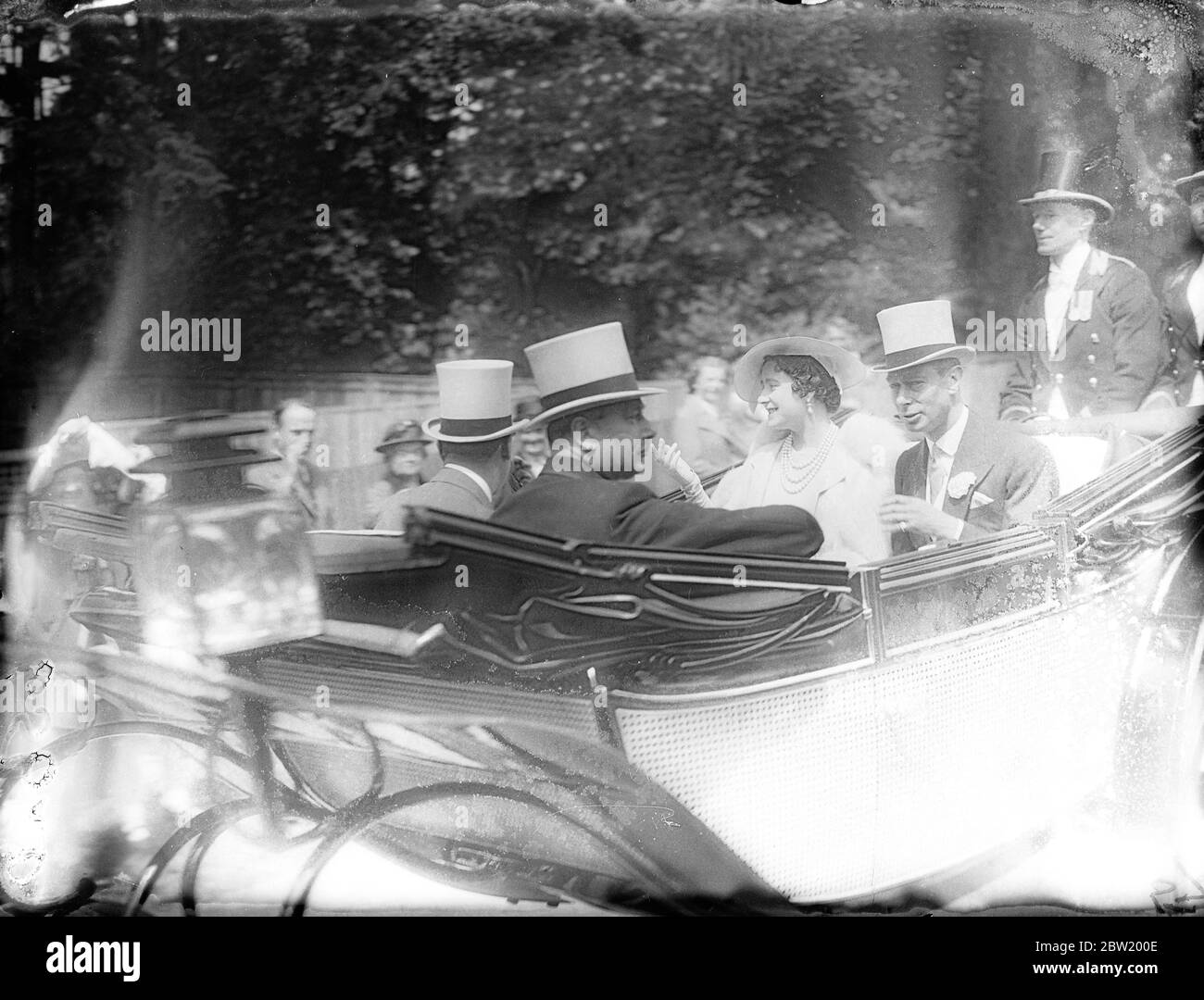 Re e Regina ad Ascot il giorno della Gold Cup. Il Re e la Regina con altri membri della famiglia reale erano nuovamente presenti all'incontro di ascot nella Giornata della Coppa d'Oro. Spettacoli fotografici, il Re e la Regina arrivano con i Duchi di Gloucester e Kent. 17 giugno 1937 Foto Stock