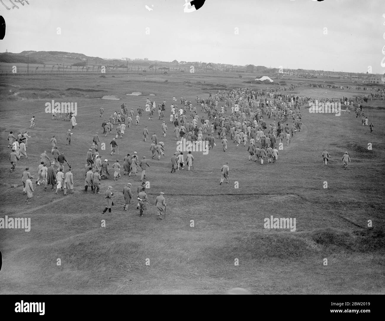 Le partite della Ryder Cup tra Gran Bretagna e America si sono aperte sul campo di Ainsdale a Southport. La folla si è corsa per le posizioni dal secondo Verde durante la partita di Henry Cotton. 29 giugno 1937 Foto Stock