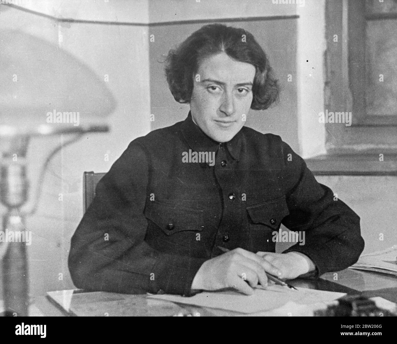 Irene Martens capo della diciottesima Brigata del fuoco, Leningrado fotografa in servizio presso la sede della brigata. Recentemente è stata promossa a capo vigili del fuoco. 12 luglio 1937 Foto Stock