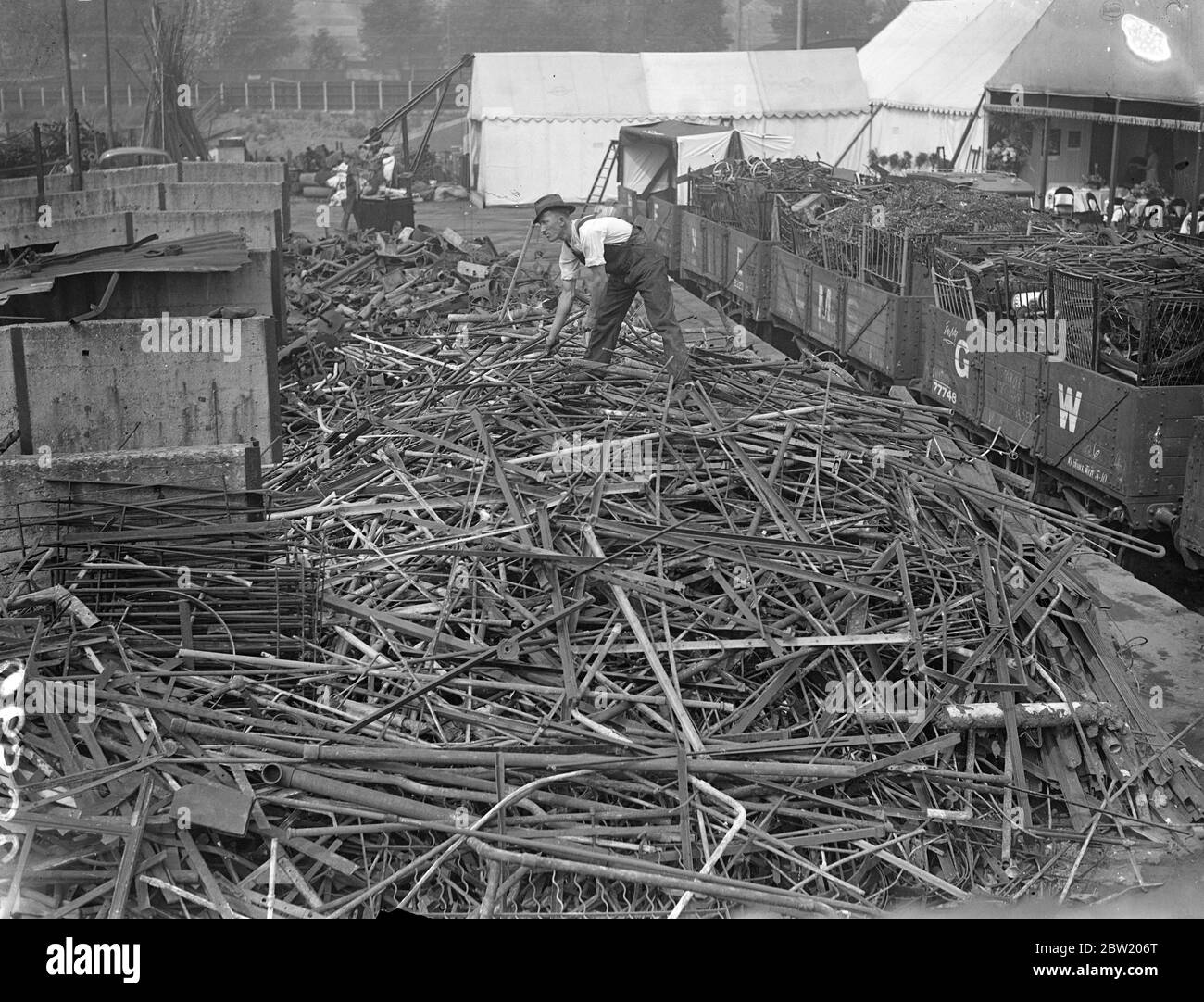 Una vista della massa di ferro di scarto a Wood Lane. Il Bring out il vostro vecchio appello IM per i proprietari di case e la gente di affari è stato ufficialmente inaugurato oggi a Wood Lane Shepherd's Bush. L'appello viene lanciato per risolvere il problema della carenza di rottami nell'industria siderurgica. 15 luglio 1937. Foto Stock