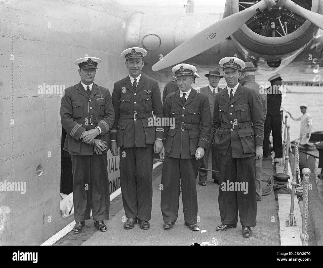 La nave volante della Imperial Airways Caledonia è tornata a Southampton dalla base aerea di Foynes, Irlanda, dopo aver completato la sua prima doppietta sperimentale dell'Atlantico. L'attraversamento dell'oceano di ritorno è stato effettuato in 12 ore e 7 minuti. I membri dell'equipaggio - da sinistra a destra: Capitano A. S. Wilcockson, primo ufficiale Bowes, e operatori radio Hobbs e Tommy Valetts.] 17 luglio 1937 Foto Stock