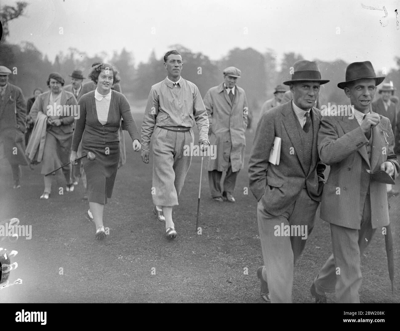 PAM Barton e A. H. Padgham giocano nella partita di Coronazione dei sindacati inglesi del golf, in cui 20 dilettanti principali stanno giocando contro 10 golfers femminili e 10 professionisti. Il concorso si svolge al Moor Park Club di Rickmansworth e i lavori saranno dedicati al King George V National Memorial Fund. 18 giugno 1937 Foto Stock