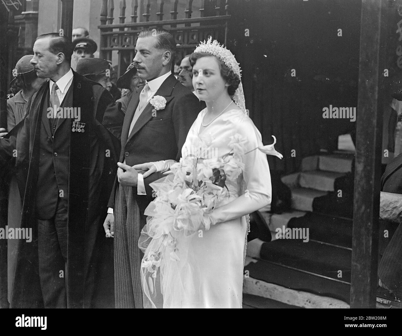 Il matrimonio di Henry Trotter, figlio del colonnello e di Lady Edith Trotter, a Miss Rona Murray si è svolto presso la chiesa di San Marco, North Audley Street. Lo sposo ricevette un regalo di nozze dalla Duchessa di Gloucester. 12 luglio 1937 Foto Stock