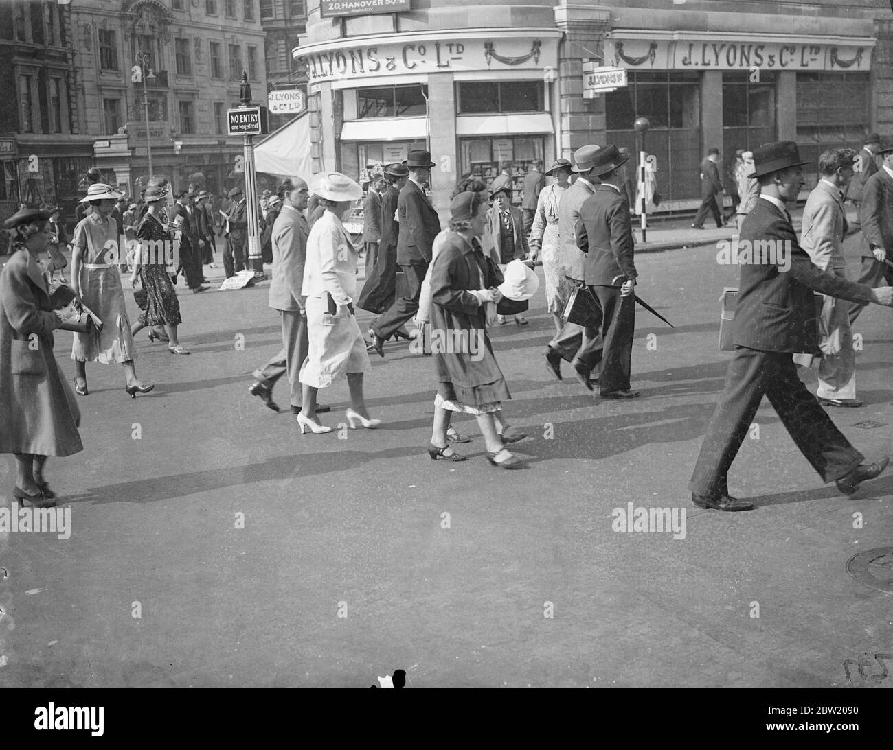 I pedoni londinesi non si rendono conto della misura in cui la protezione data loro dai valichi di Belisha, che ignorano, è illustrata da una serie di immagini scattate questa mattina (martedì) a Charing Cross a seguito di un importante raduno dato dalla Corte d'appello. La sentenza era che se gli automobilisti bussano un pedone su un bivio di Beliha che non è controllato da un ufficiale di polizia o luci, non può usare negligenza contributiva da parte del pedone come sua difesa. I pedoni si fervono attraverso l'affollata Charing Cross in uno dei pochi punti in cui non è stato fornito alcun attraversamento di Belisha. 2 Foto Stock