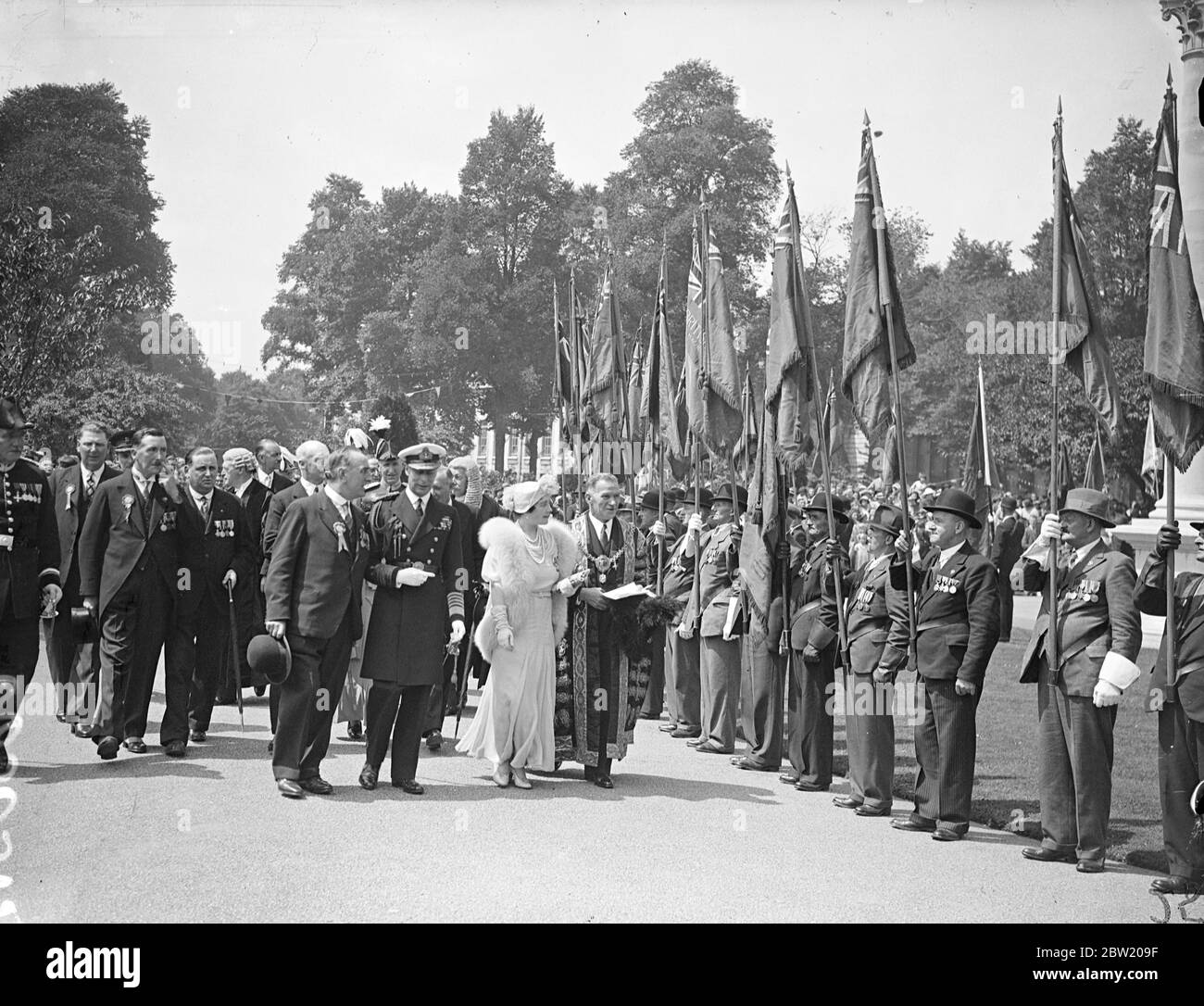 Il Re e la Regina ispezionarono ex-servi, alcuni dei quali sono paralizzati, da sette contee gallesi quando posero una corona nel Welsh National Memorial all'Alexandra Gardens Cathays Park Cardiff, durante il loro tour nel Galles del Sud. 14 luglio 1937. Foto Stock