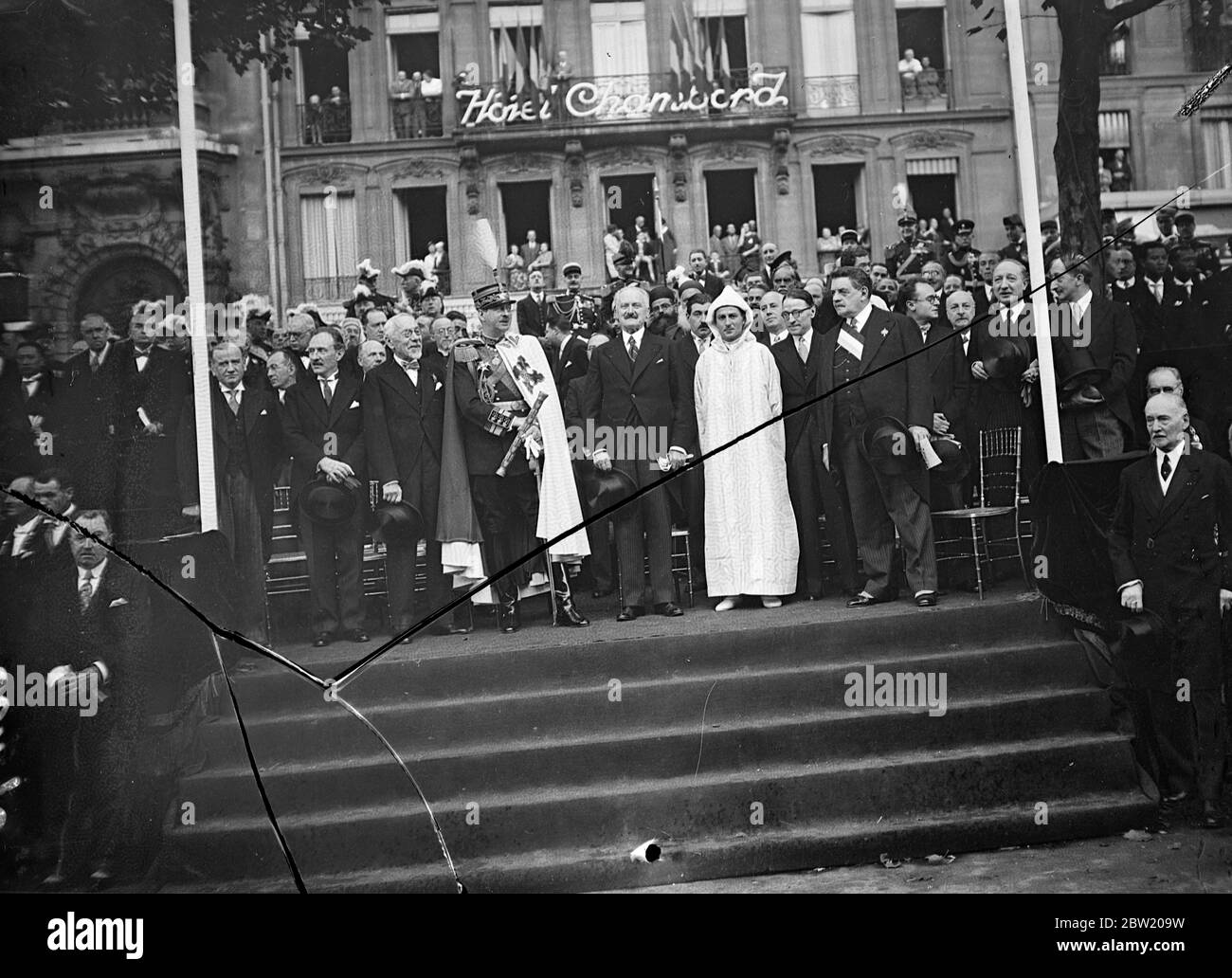 Commemorando il 148° anniversario della caduta della Bastiglia nella rivoluzione francese, un milione di lavoratori passarono attraverso Parigi nella manifestazione di luglio. Il presidente Lebrun, il re Carol di Romania e il sultano Sidi del Marocco hanno guardato la sfilata vicino all'Arco di Trionfo. 14 luglio 1937. Foto Stock