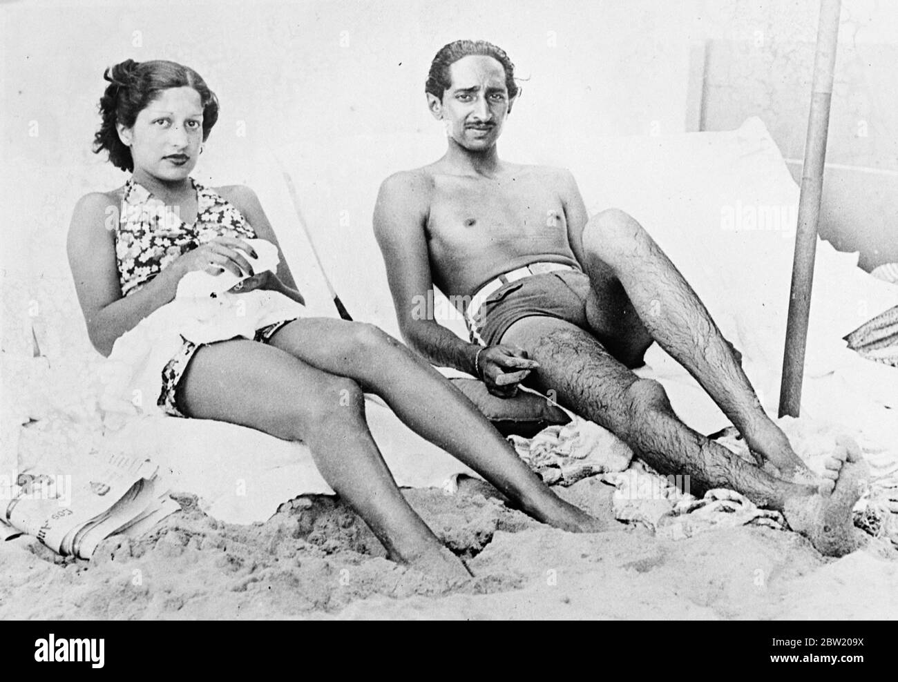 Maharanai di Indoore, moglie di 22 anni del Maharaja di Indore, muore nell'ospedale svizzero Samadan a seguito di un'operazione del dottor Rappauer. La coppia reale fotografò sulla spiaggia di Waikiki, Honolulu. [Yashwant Rao Holkar II] 14 luglio 1937 Foto Stock