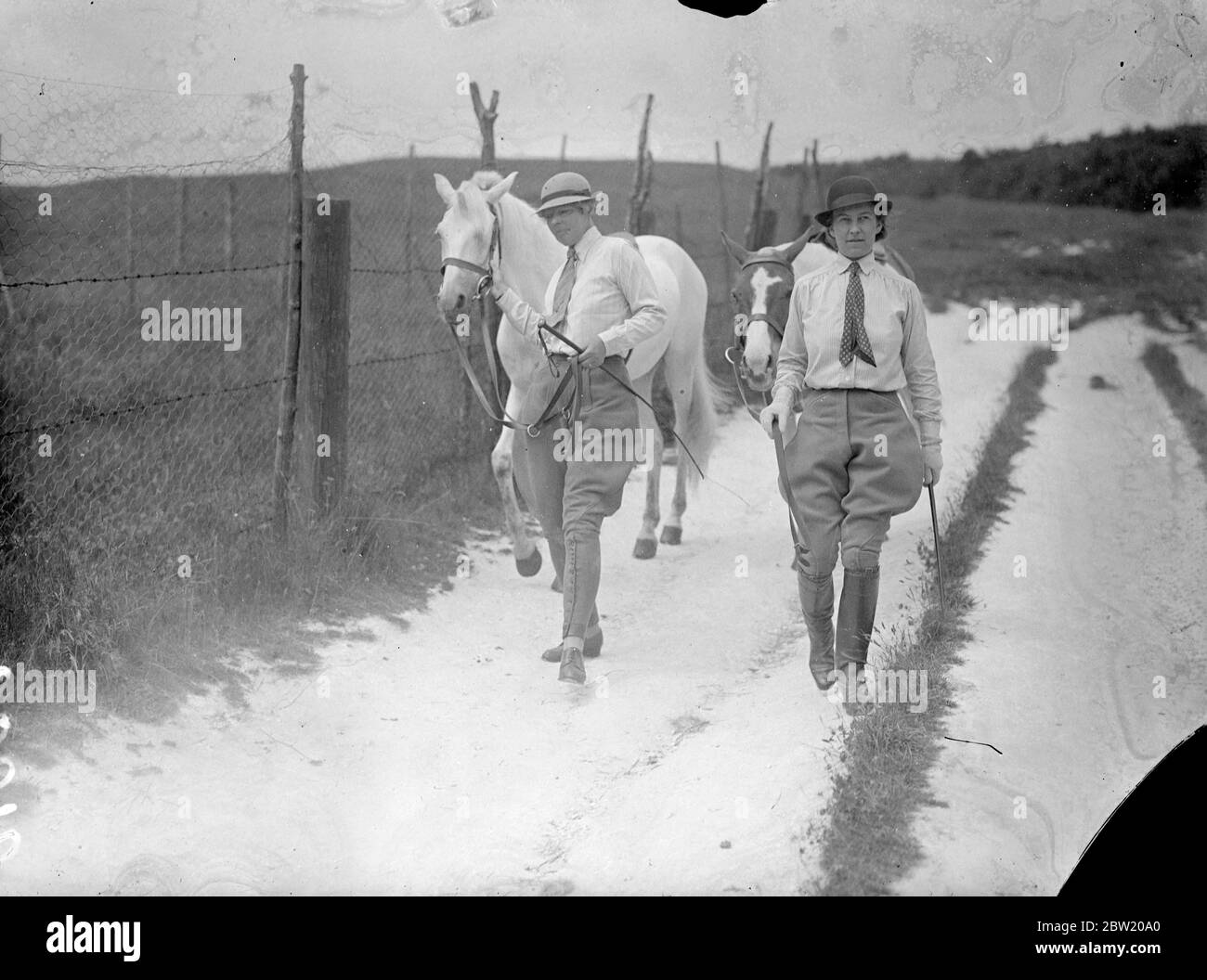 Lady Kitty Ritson (a sinistra) e Miss Hardy che portano i loro supporti al terreno di assemblaggio. Il primo rally di cavalli mai tenuto ha rotde in Eastbourne. Centotrentatre piloti hanno iniziato a formare otto punti in un raggio di cento miglia. Il rally è seguito da uno spettacolo di cavalli e gymkhana. 14 luglio 1937. Foto Stock