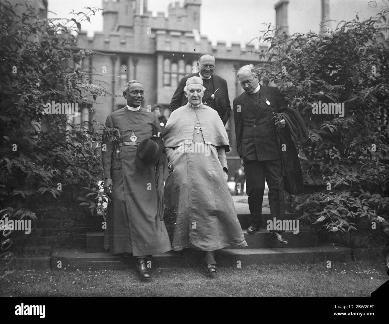 L'arcivescovo di Canterbury Dr Cosmo Gordon Lang, ha dato un'accoglienza ai missionari del Palazzo Lambeth. L'Arcivescovo cammina con il Vescovo di Dornakal (India). Dietro è il vescovo di Guildford. 29 giugno 1937 Foto Stock