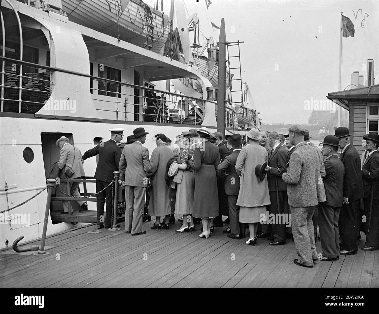 I visitatori salgono a bordo del sovrano reale ormeggiato al Tower Pier, l'imbarcazione a motore a due viti da 20 nodo era in vista per il pubblico. La nave è stata costruita per i servizi cross-channel della New Medway Steam Packet Co. LTD. Che un giorno lo farà al continente. 13 luglio 1937 Foto Stock