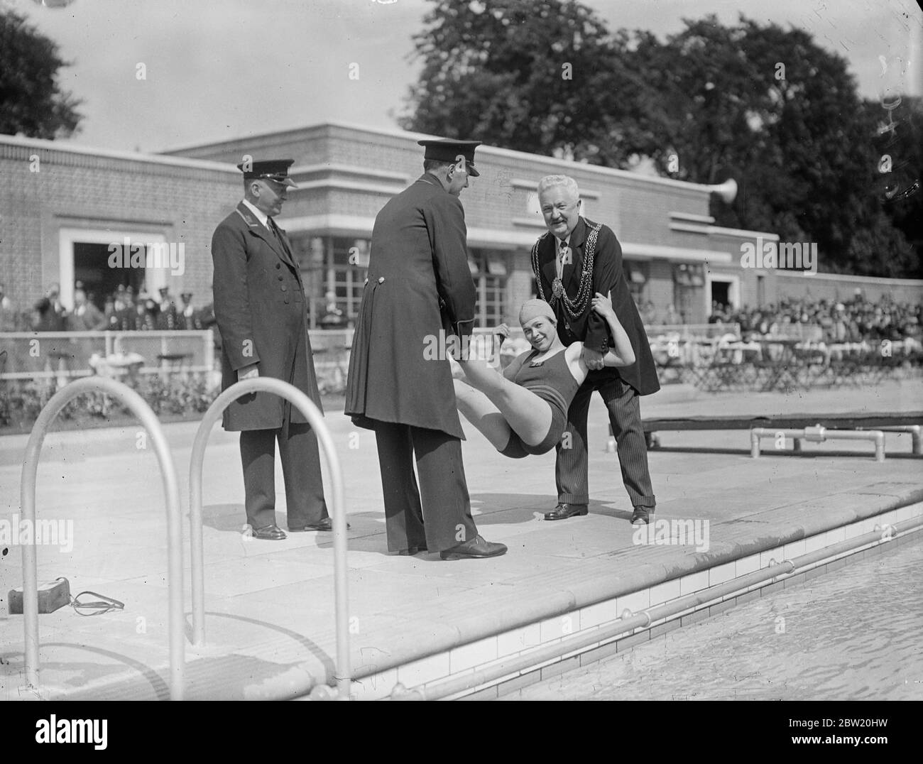 La piscina all'aperto più recente di Londra al Brockwell Park è stata aperta dal Sindaco di Lambeth (Alderman E. A. Mills). Il recinto del bagno copre un'area di 2 1/4 acri e la piscina è lunga 165 piedi e larga 90 piedi e ha avuto un costo di Â£26,000. Il sindaco si prepara a gettare la prima baither nella nuova piscina. 10 luglio 1937 Foto Stock