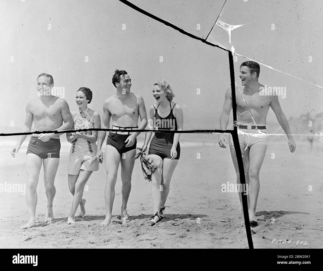 Quintetto degli attori più conosciuti di Hollywood, nel più breve abbigliamento da bagno, scendendo in spiaggia per un tuffo tra un lavoro cinematografico e l'altro. Trunks sembra essere l'abbigliamento preferito per gli uomini, che sono Lloyd Nolan, John Howard e Larry Crabe. Con loro sono Dorothy Lamour e Terry Walker. Giugno 1937 [?] Foto Stock