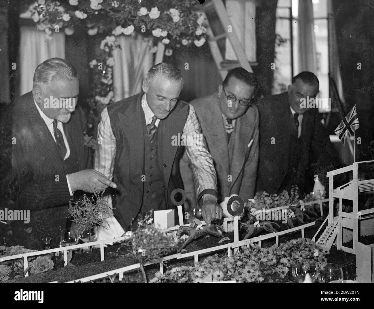 Toby Fodke, il proprietario di fairplay, ha presieduto il pranzo del club 13 di Frascati's a Oxford Street. Indossava il suo cappotto all'interno, mettendo un cavallo n. 13 prima dopo il posto nella decorazione della tavola all'evento. 13 luglio 1937. Foto Stock