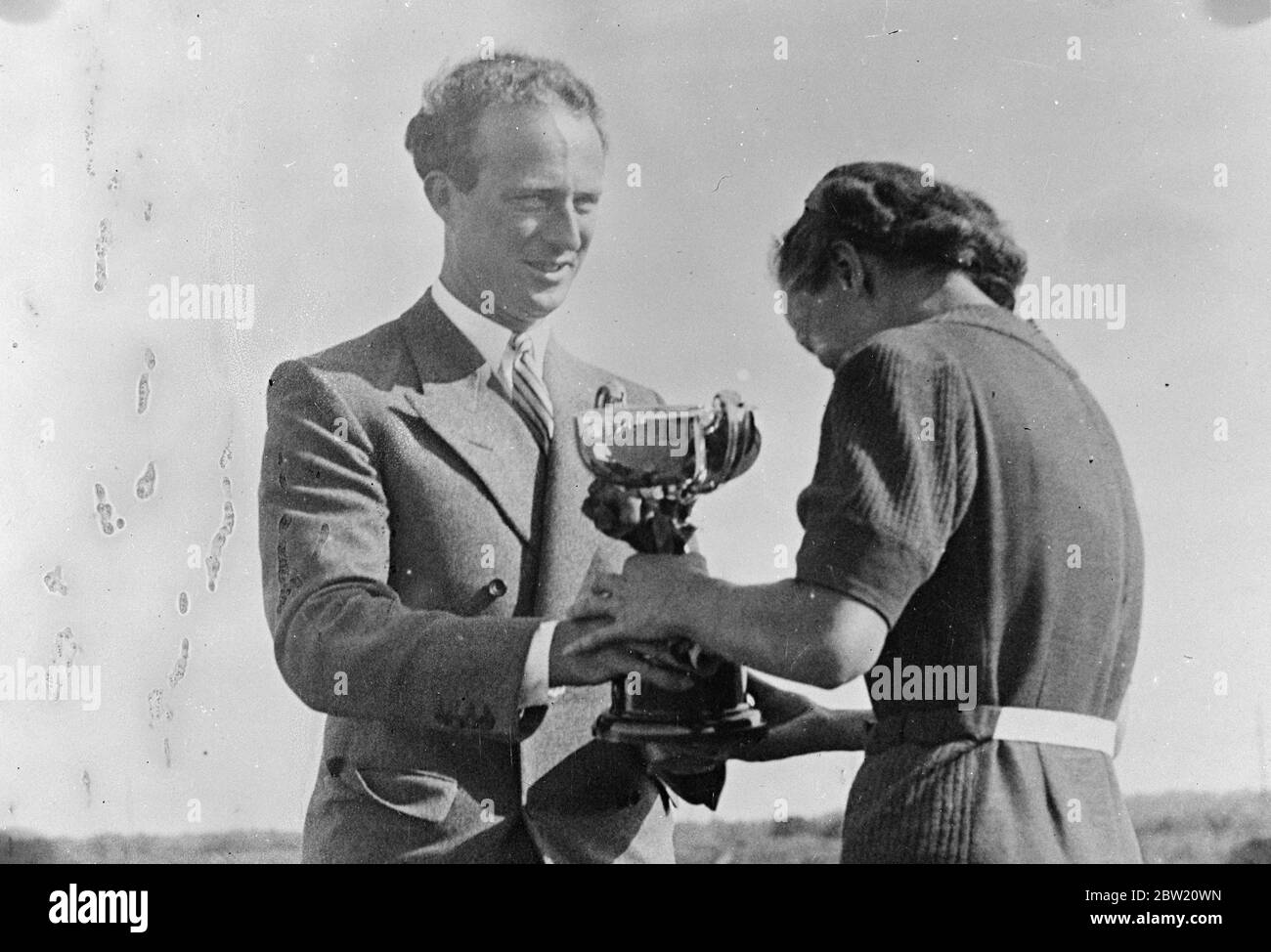 Re Leopoldo dei belgi ha presentato la King's Cup a Madame May, vincitrice del concorso per le donne belghe al Zoute Golf Club. 20 luglio 1937 Foto Stock