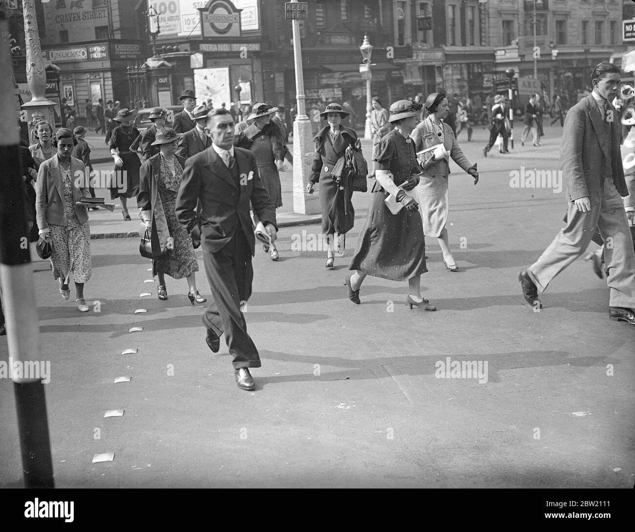 I pedoni londinesi non si rendono conto della misura in cui la protezione data loro dai valichi di Belisha, che ignorano, è illustrata da una serie di immagini scattate questa mattina (martedì) a Charing Cross a seguito di un importante raduno dato dalla Corte d'appello. La sentenza era che se gli automobilisti bussano un pedone su un bivio di Beliha che non è controllato da un ufficiale di polizia o luci, non può usare negligenza contributiva da parte del pedone come sua difesa. I pedoni girano le spalle su un incrocio in una trafficata Charing Cross. Anche se è altrettanto conveniente da usare. 20 Jul Foto Stock