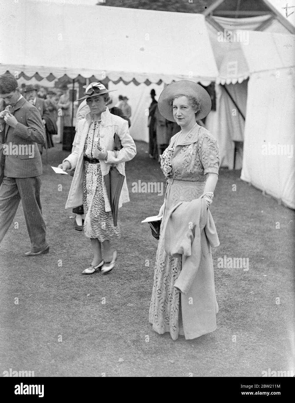 Royal Henley Regatta, sfilata di moda del fiume, aperto con un pesante programma di corse a Henley. La signora Littlejohn indossa una moda gialla a Henley. 30 giugno 1937 Foto Stock