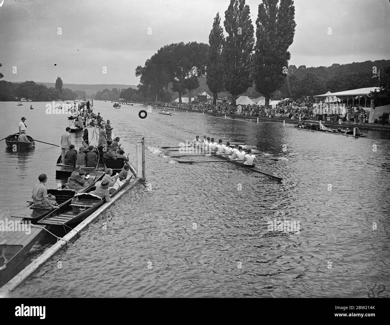 L'equipaggio tedesco Rudergesellschaft Wiking finendo Heat 3 della Grand Challenge Cup molte lunghezze davanti al New College, Oxford alla Henley Royal Regatta, il secondo giorno. 1 luglio 1937 Foto Stock