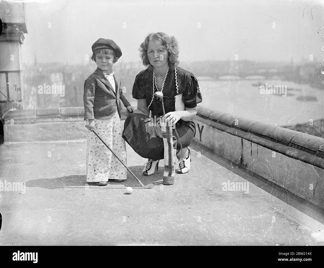 2 1/2 anni corpo Guidahl è mascotte della squadra americana Ryder Cup. È un golfer lui stesso!. Buddy Guldahl, 2 1/2-year-old figlio di Ralph Guldahl, campione americano aperto, è la mascotte della squadra americana di golf Ryder Cup che è appena arrivata a Londra per incontrare la Gran Bretagna. Guldahl senior, a 25 anni, è il 'bambino' del team. Buddy sta già seguendo i paterni golf stroke e ha usato il tetto dell'hotel di Londra come un 'campo' di pratica. Spettacoli fotografici, Buddy Guldhal, di 2 anni 1/2, fuori per una pratica con i suoi club militari sul tetto dell'hotel. 23 giugno 1937 Foto Stock
