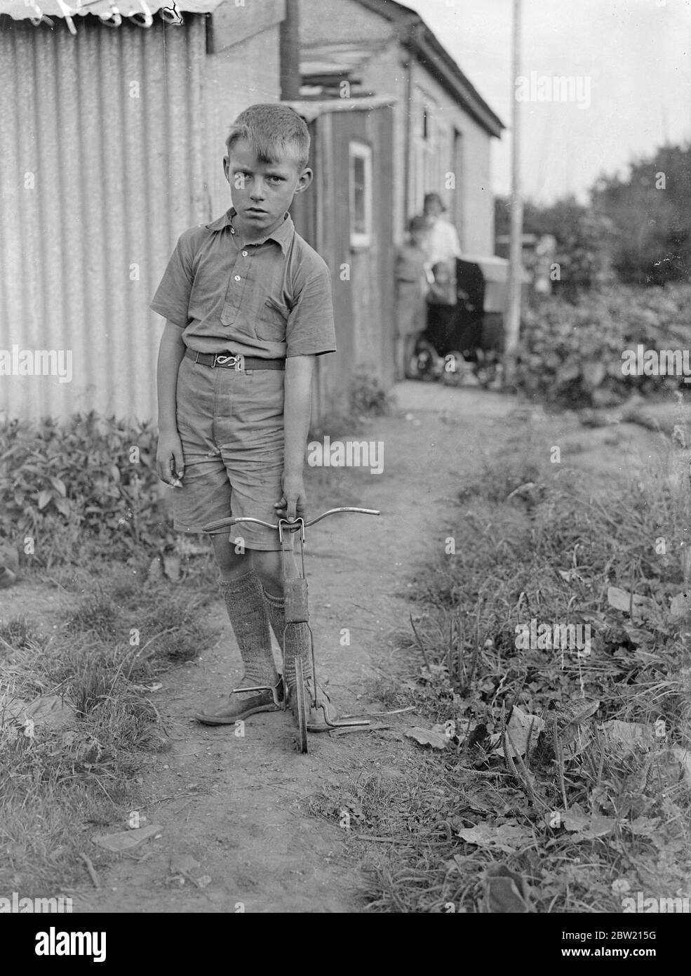 Caricando un fucile con quella che pensava fosse una cartuccia esaurita, William Cox, otto anni, tirò il grilletto e sparò accidentalmente un commate di tre anni, Ernest Henry Cooke, figlio unico di un lavoratore disoccupato di Hammons Green, Totton vicino a Southampton. Il bambino si precipitò in ospedale ma morì più tardi. 20 luglio 1937 Foto Stock