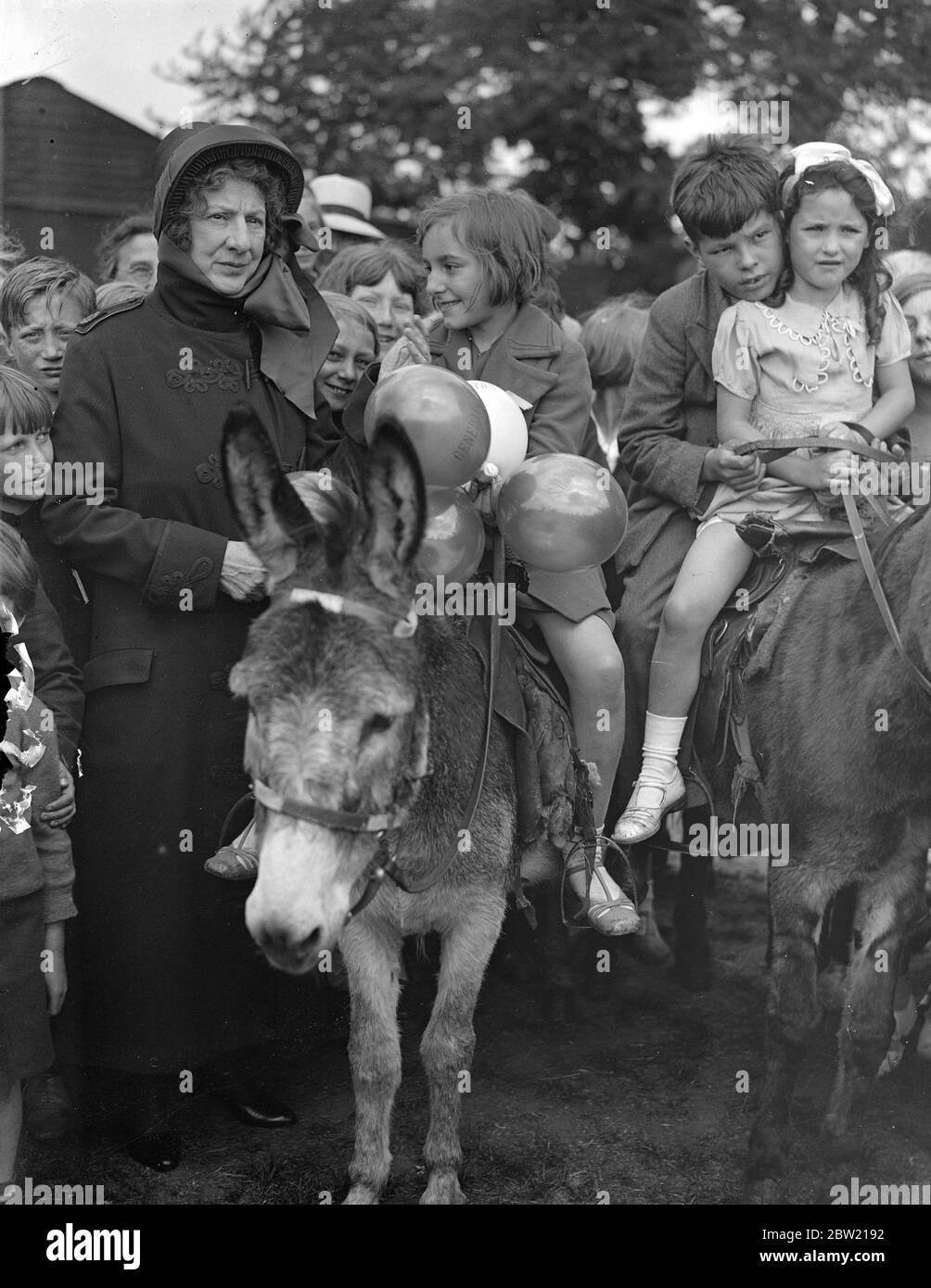 Catherine Booth, moglie di William Booth, fondatore britannico dell'Esercito della salvezza, il generale facilita questi facendo gli amici con i bambini e 500 madri dalle baraccopoli di Londra. Erano i suoi ospiti in una giornata di uscita al Boxmore Hertfordshire. Gli intrattenimenti sono stati controllati dal capo stesso dell'Esercito della salvezza. 20 agosto 1937. Foto Stock