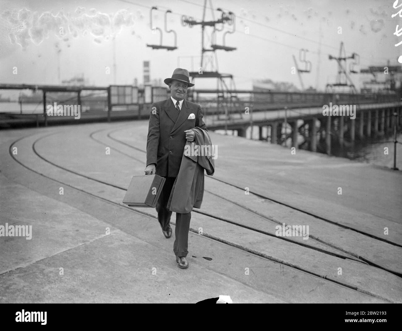 Capitano J.H. Boville, maestro del corpo britannico che cammina sulla banchina all'arrivo a Shell Haven. Il CPL britannico era vicino ad Algeri quando parecchi aerei di soldi sono comparso sopra la nave nelle prime ore del mattino e la bomba e la pistola della macchina al caricatore un'ora che jotting circa 40 bombe altamente-esplosive. La loro nave è sfuggita miracolosamente ad essere colpita. 18 agosto 1937. Foto Stock