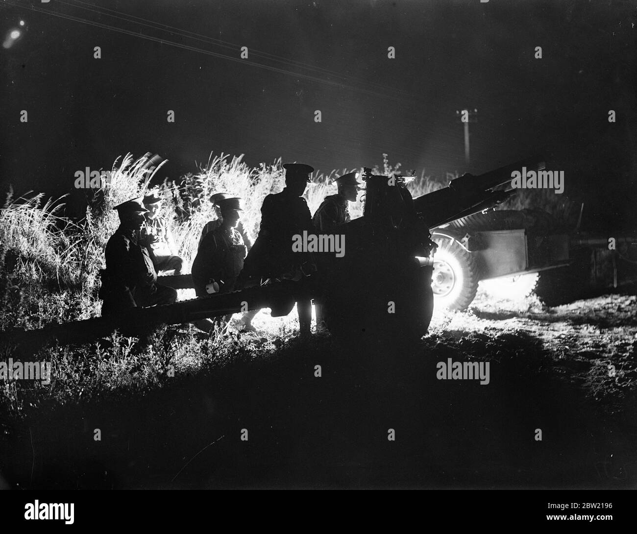 Un cannone da 18 paounder della 44° batteria (Eastland) si è messo in campo mentre ha preso parte all'azione contro Rivey Hill. Durante tutta una notte una lotta feroce in cui carri armati e artiglieria hanno partecipato è stato infuriante per Rivey Hill vicino a Balsham, Cambridgeshire. Nella Guerra degli Angli Orientali, Eastland fece un attacco all'alba con l'artiglieria della seconda Divisione e il corpo reale del carro armato del quarto Battaglione. 27 agosto 1937 Foto Stock