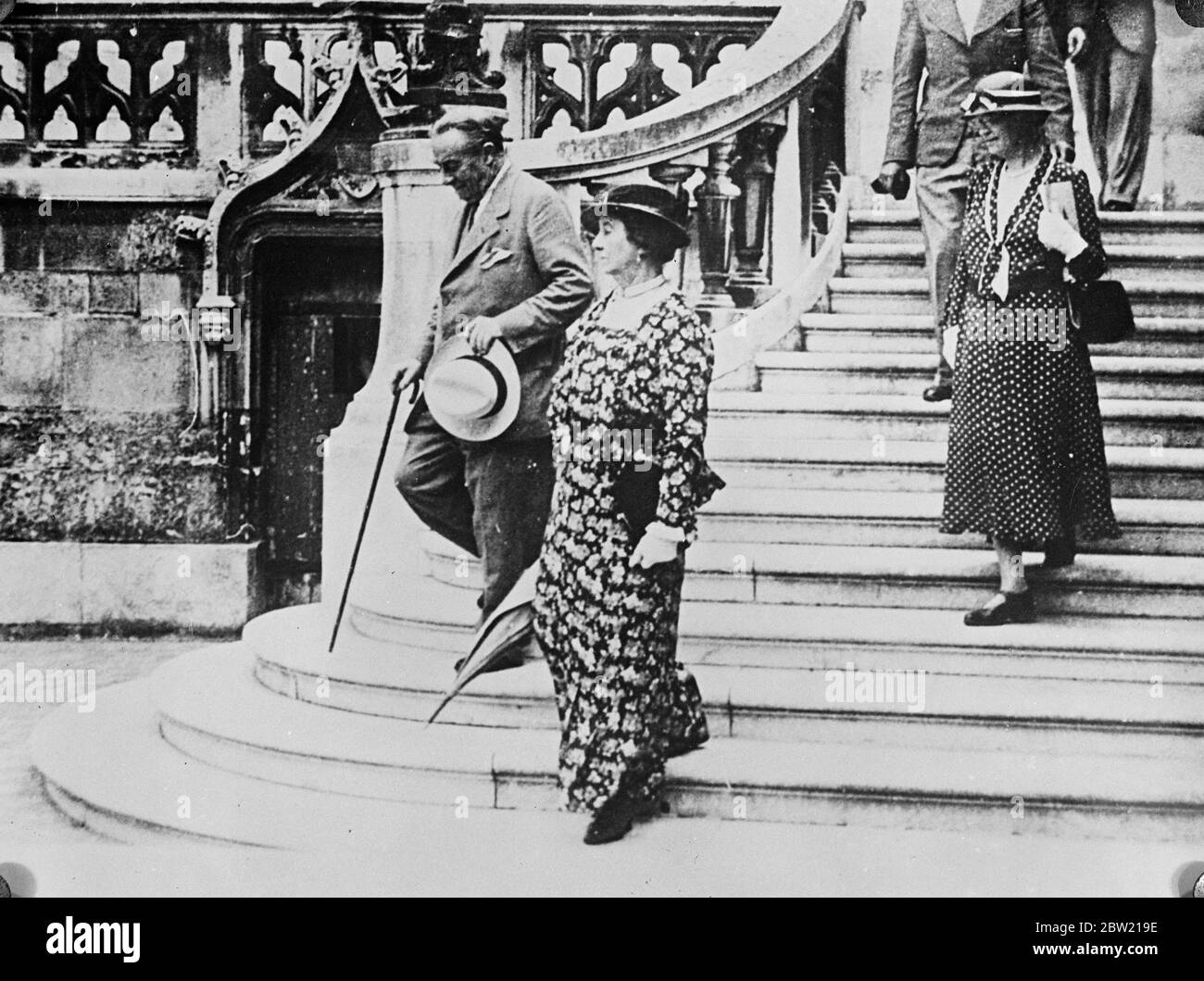 Earl Baldwin e Lady Baldwin lasciano il municipio dopo aver pagato una visita amichevole al sindaco di la Rochelle, 6 quando hanno passato attraverso la città sulla loro strada per Aix-le-Bains. 14 agosto 1937. Foto Stock
