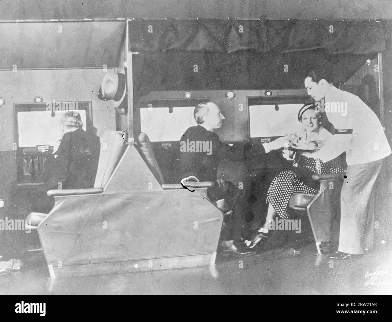 Interno dell'aereo con cuccetta US Airways con i posti a sedere in su prima di convertirli in letti per la notte. 29 agosto 1937 [?] Foto Stock
