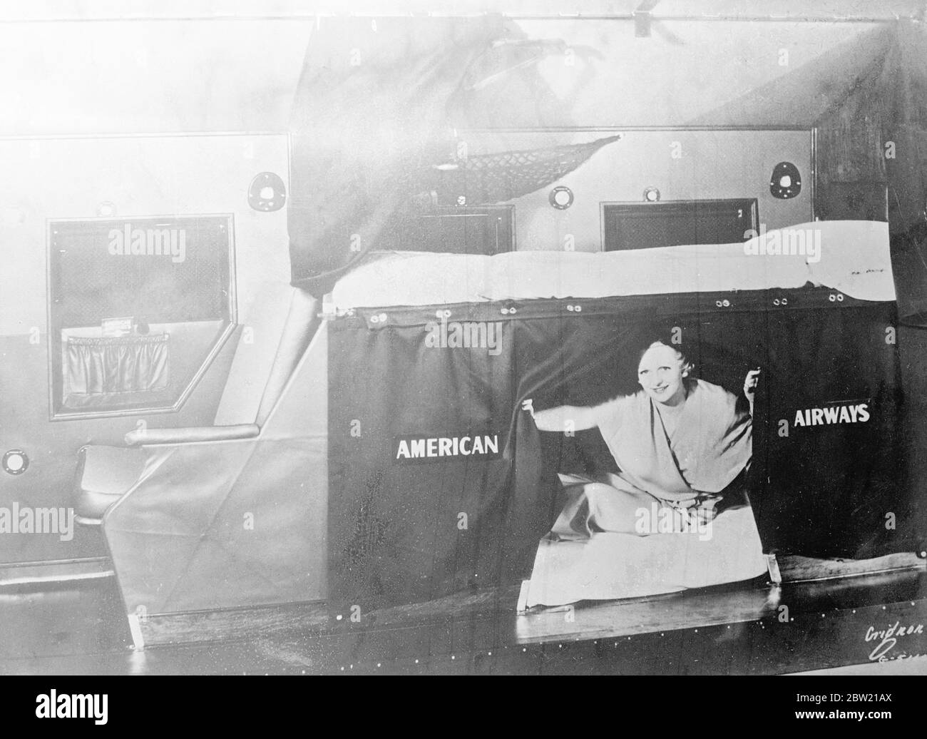 Interno dell'aereo con cuccetta US Airways con sedili convertiti per dormire. 29 agosto 1937 [?] Foto Stock
