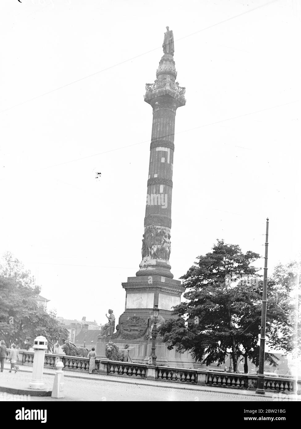 La colonna del Congresso (colonne du CongrÃ¨s) sulla Place du CongrÃ¨s, Bruxelles, Belgio. Commemora la creazione dello Stato belga e la costituzione del Congresso Nazionale tra il 1830 e il 1831. Fu eretta su iniziativa di Carlo Rogier, su disegno di Joseph Poelaert, ispirato dalla colonna di Traiano a Roma, è toped dalla statua del re Leopoldo I. agosto 1937 [?] Foto Stock