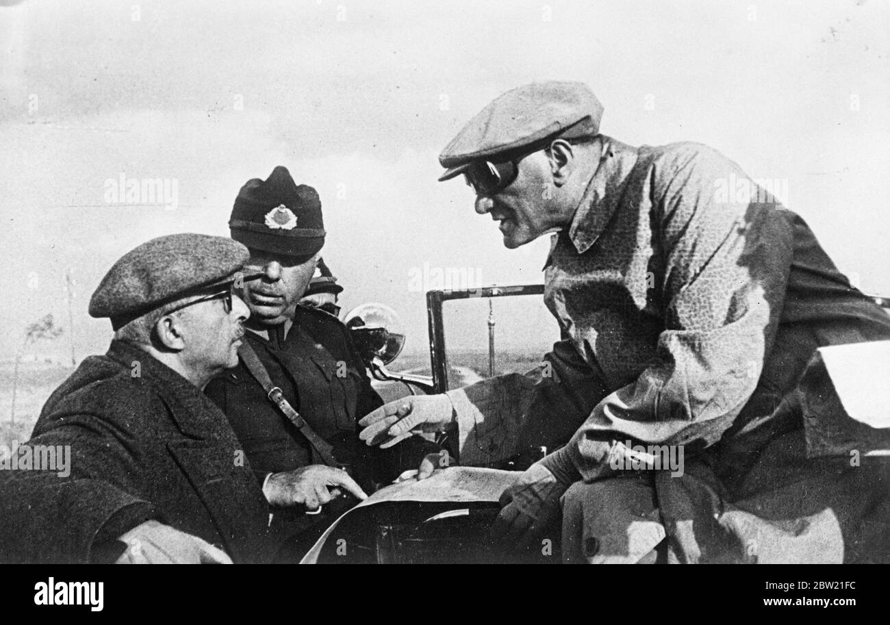 Kemal Ataturk (a destra) il dittatore turco che era il generale di guerra del suo paese. La Turchia è ben attrezzata e altamente addestrato moderno esercito sta effettuando ampie manovre in Tracia. 23 agosto 1937 Foto Stock