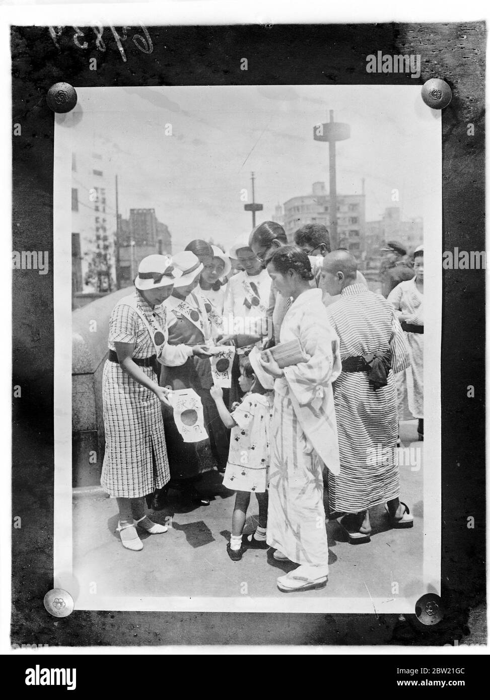 Ragazze giapponesi che raccolgono denaro per sostenere la guerra in una strada di Tokyo. Essi hanno volontariamente fatto ritorno dalla loro evacuazione a fare doni per i soldati giapponesi che combattono in Cina. [Seconda Guerra di sino - Giapponese] 31 agosto 1937 Foto Stock