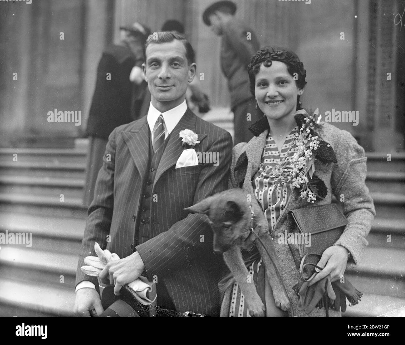 Eric Hallows, gli attori e il direttore di scena, è stato sposato presso l'ufficio del registro del Municipio di Marylebone a Miss Murlis MacFarquhar, una ragazza scozzese nata a Mandalay. Il signor Hallows sta giocando la parte di Bert, il comunista, nella luce fantasma che si apre a Haymarket Theatre il 7 settembre dopo una corsa provinciale. La coppia come hanno lasciato dopo la cerimonia. 30 agosto 1937 Foto Stock
