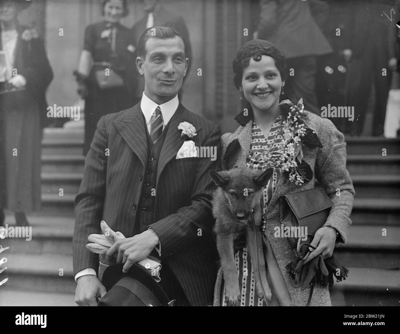 Eric Hallows, gli attori e il direttore di scena, è stato sposato presso l'ufficio del registro del Municipio di Marylebone a Miss Murlis MacFarquhar, una ragazza scozzese nata a Mandalay. Il signor Hallows sta giocando la parte di Bert, il comunista, nella luce fantasma che si apre a Haymarket Theatre il 7 settembre dopo una corsa provinciale. La coppia come hanno lasciato dopo la cerimonia. 30 agosto 1937 Foto Stock
