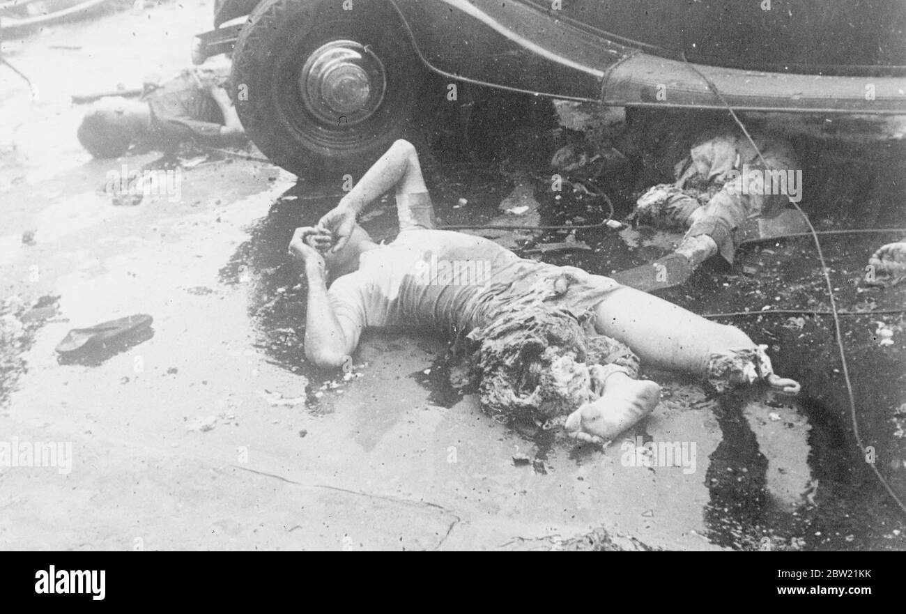 Questa foto, appena ricevuta a Londra da Shanghai, mostra una scena spaventosa nel Grande mondo, nel centro di divertimento di Shanghai, in cui 800 persone sono state uccise durante un raid aereo. I corpi mutilati erano sparsi ovunque nel parco. 2 settembre 1937 Foto Stock