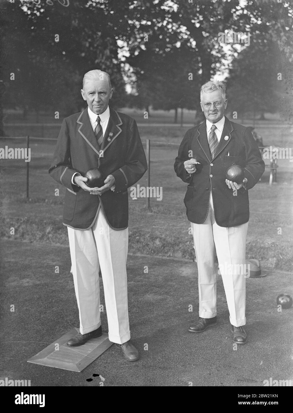 Sir henry Barwell (a sinistra) il Captiano australiano, e il signor W.H Evans entrambi dell'Adelaide Oval Bowling Club presso il Royal Houseal Bowling Club del Castello di Windsor, membri dei quali sono limitati alle persone che fanno parte dei servizi reali. Hanno giocato una partita contro la squadra australiana nei terreni del Castello di Windsor. Durante la loro visita i membri della squadra australiana hanno avuti tè al castello e sono stati mostrati intorno agli appartamenti di stato. 5 settembre 1937. Foto Stock