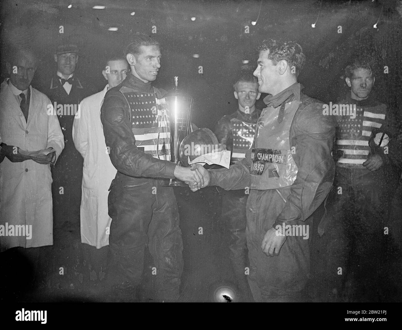 Jack Milne (a sinistra) di Pasadena, California, e New Cross, Londra ha vinto il campionato mondiale di Speedway al Wembley Stadium. Un altro californiano Wilbur Lamineaux, fu secondo e Cordy Milne, fratello di Jack, terzo. Una folla record di 85,000 persone ha guardato le corse. Da sinistra a destra: I tre americani: Wilbur Lamineaux, Jack Milne e Cordy Milne. 3 settembre 1937 Foto Stock