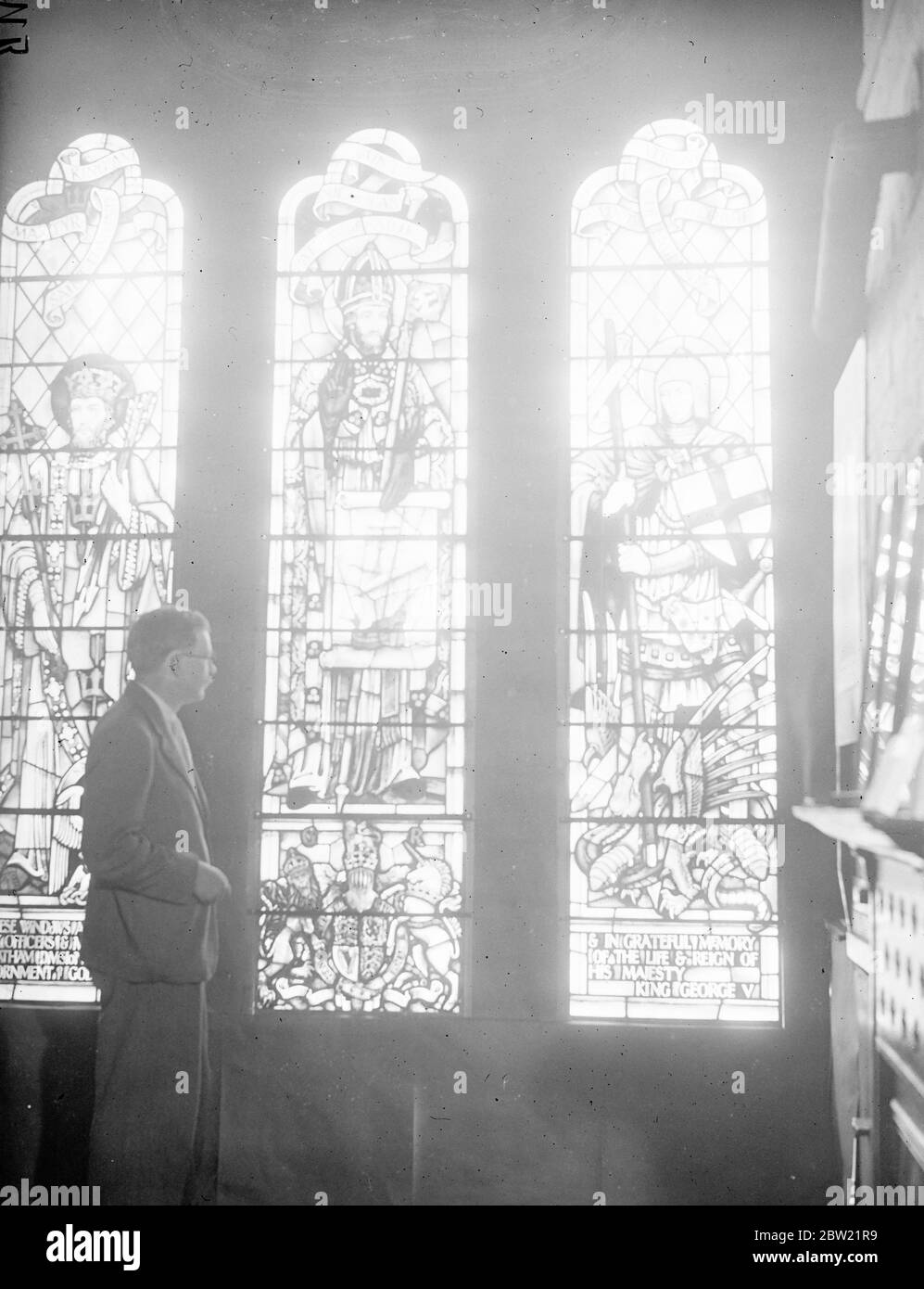 Il signor Francis H. Spear con le sue vetrate. Che sono in mostra presso i locali di lowndes e drury, Fulham, prima di essere portato alla chiesa di San Giorgio, la caserma della Marina reale, Tatton, dove formeranno un memoriale a re Giorgio il quinto. La finestra centrale e più alta mostra il santo patrono dei marinai che tiene una foto della nave, e sul lato opposto ci sono San Giorgio con il Drago e San Edmund per rappresentare la signoria. 3 settembre 1937. Foto Stock