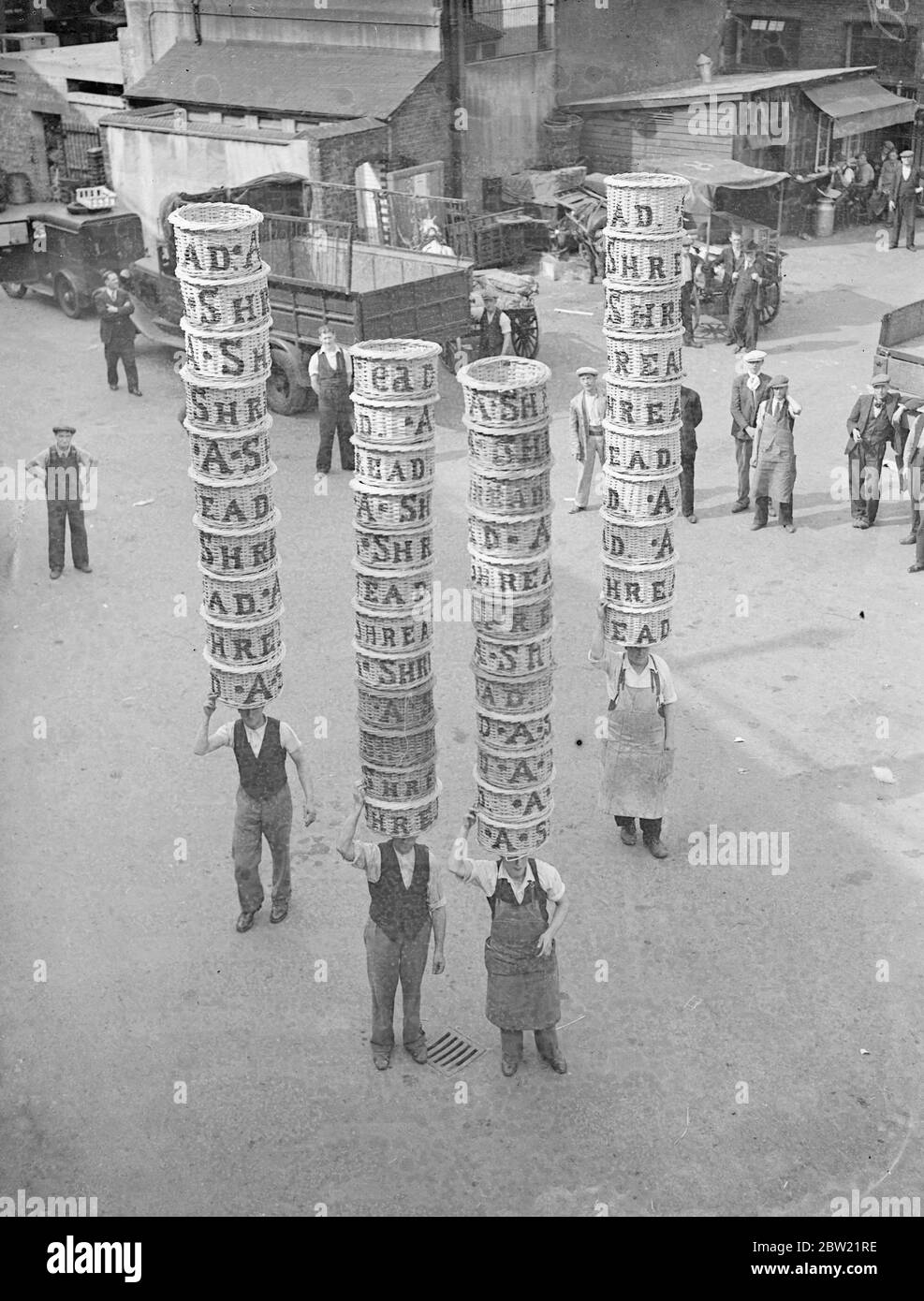 I facchini del Borough Market si allenano per il campionato di basket a metà bushel dell'All-England degli sport della Borough Market Athletic Association a Herne Hill il 9 settembre. Questo è il settimo anno consecutivo in cui Charlie Chaplin ha dato il primo premio di Â£20. 31 agosto 1937 Foto Stock