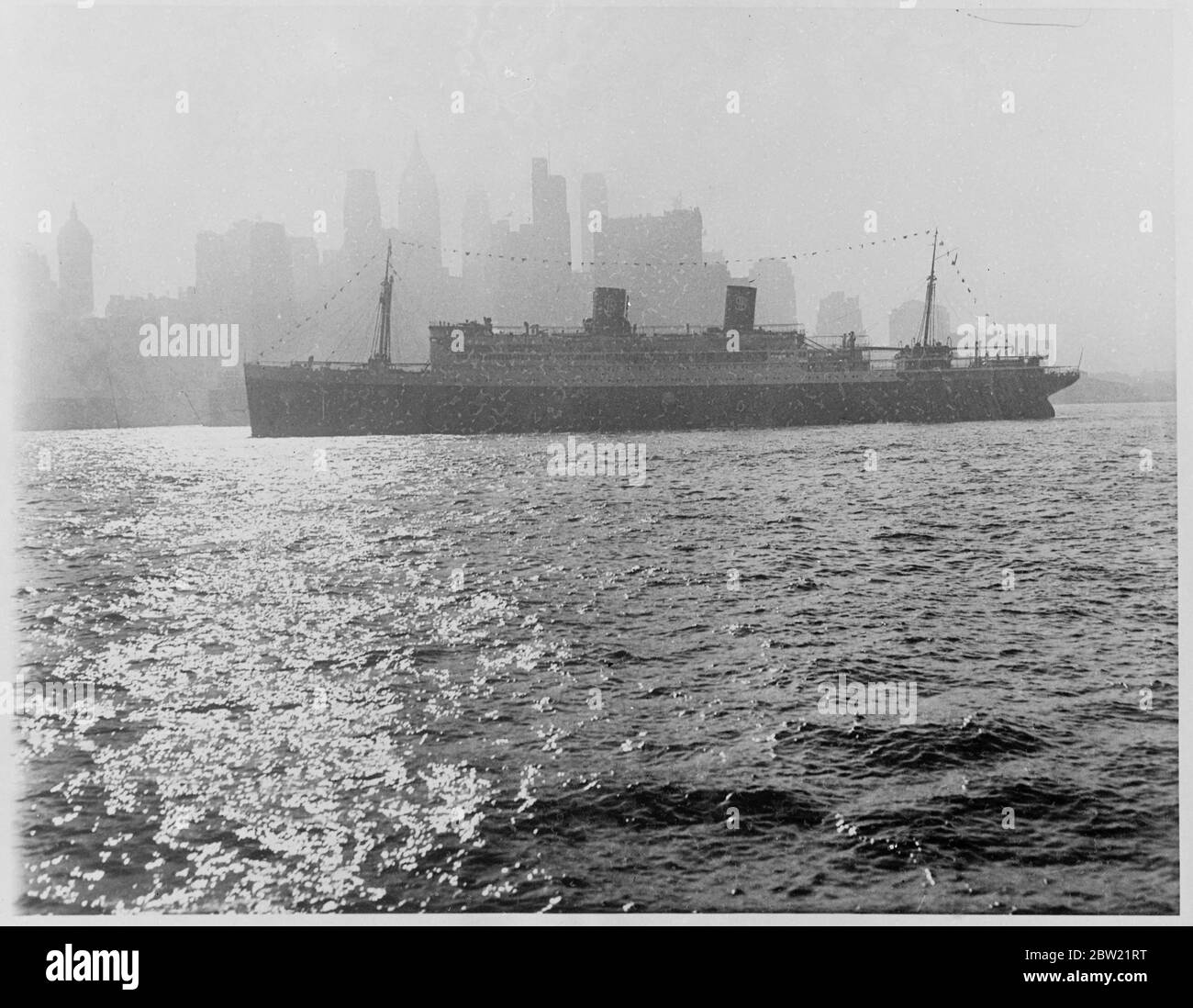 Si riferisce che molti sono stati feriti quando il presidente di linea americano Hoover è stato bombardato due miglia della nave leggera Woosung, Shanghai. 30 agosto 1937 Foto Stock