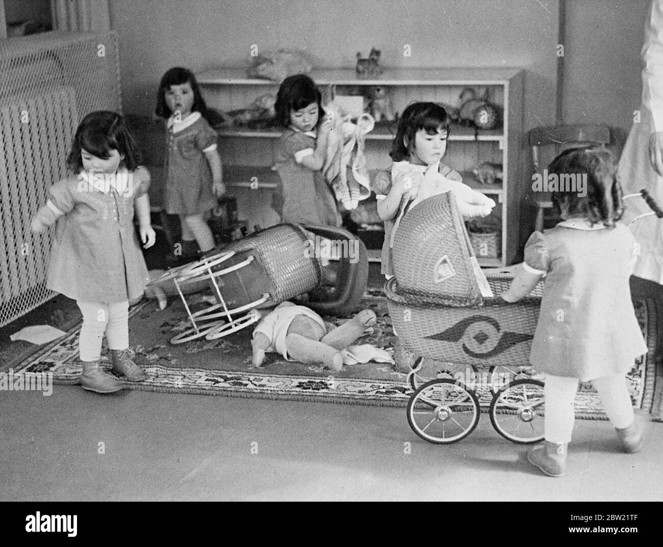 Dionnes con i loro prams e bambole, hanno un incidente a giocare. Foto spettacoli , da sinistra a destra, Cecile, Yvonne, Emilie, Marie e Annette. Foto Stock