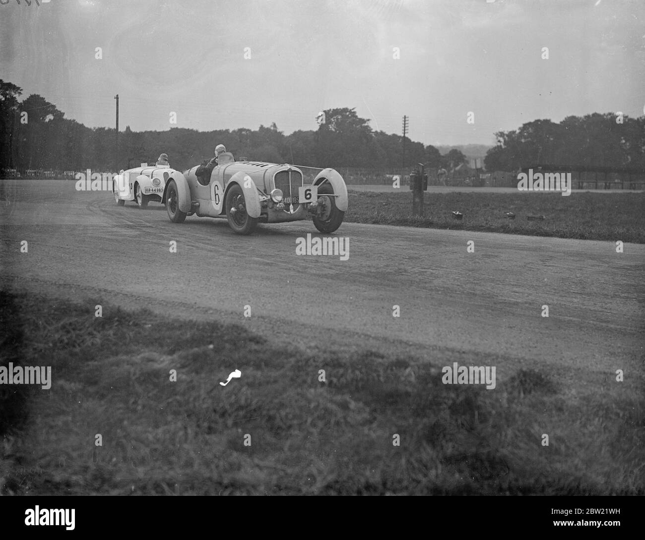 Un francese Delahaye guidato da M.Mongin che guida il Frazer Nash guidato da A.E.F Fane, dietro è J.D Barnes. In Inghilterra per la prima volta nella sua storia, la Royal Automobile Club International Tourist Trophy si è tenuta sul circuito di Donington Park Road, vicino a Derby. L'unica donna che ha coperto il percorso di 310 miglia è stata la signora A.C Dobson. 4 settembre 1937. Foto Stock